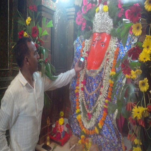 unique Ganesh temple where the devotees on the phone