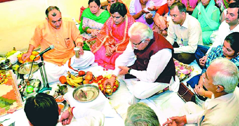 haryana cm manohar lal khattar in sidhapeeth mata kali mandir on second navratra