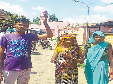 People suffering from diseases, rush to the hospital