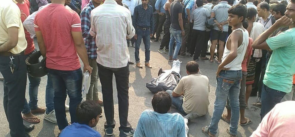 mahamaya flyover jammed by placing dead body and holding protest
