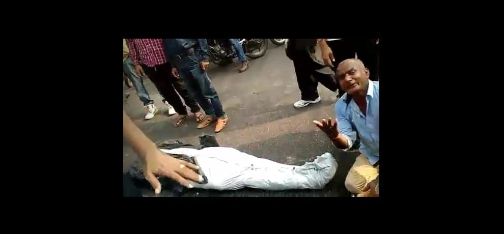 mahamaya flyover jammed by placing dead body and holding protest
