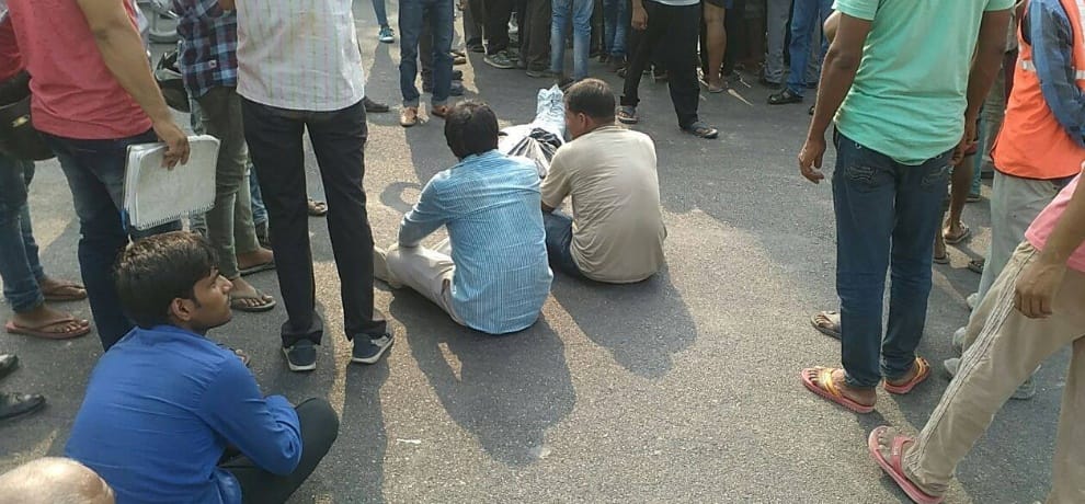 mahamaya flyover jammed by placing dead body and holding protest