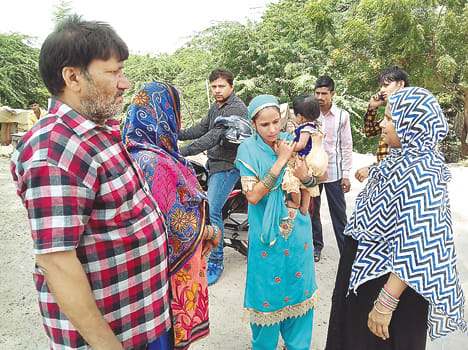 while spliting from runnning train man got head injury, dead