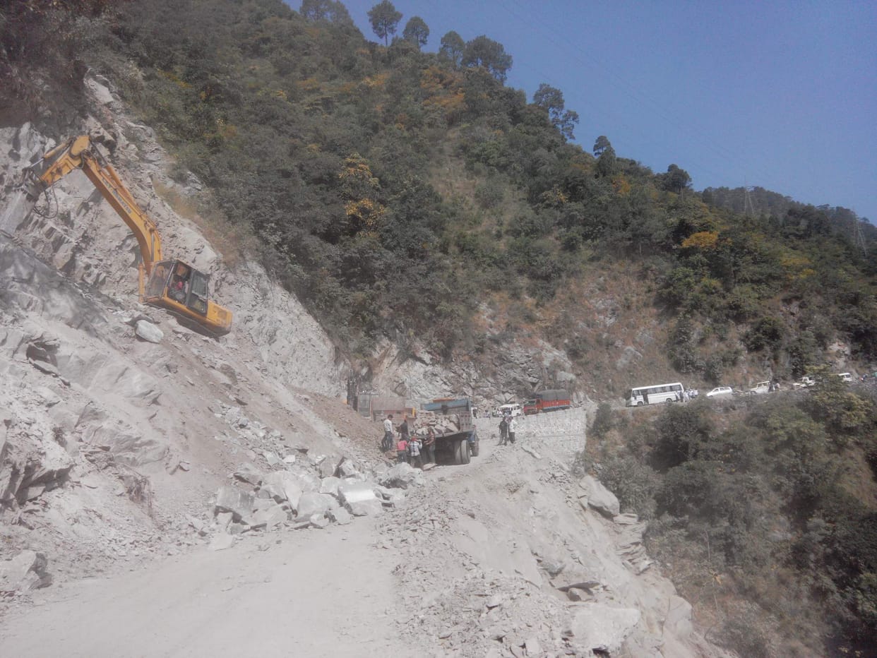 Gangotri highway disrupted for an hour, dozens of vehicles stranded.