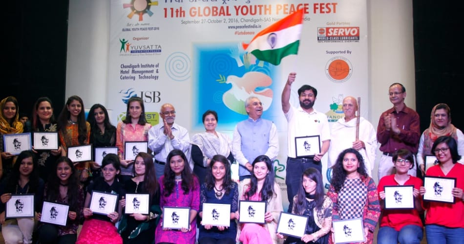 stress on indo pak border and pakistani girls delegation in chandigarh and hosted indian flag