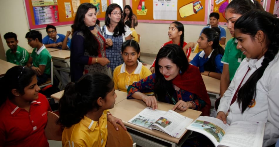 stress on indo pak border and pakistani girls delegation in chandigarh and hosted indian flag