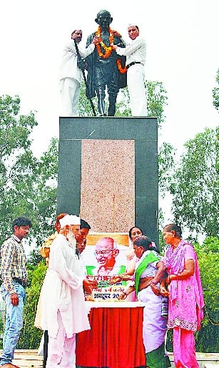 Plenty remember Gandhi and Shastri, tribute