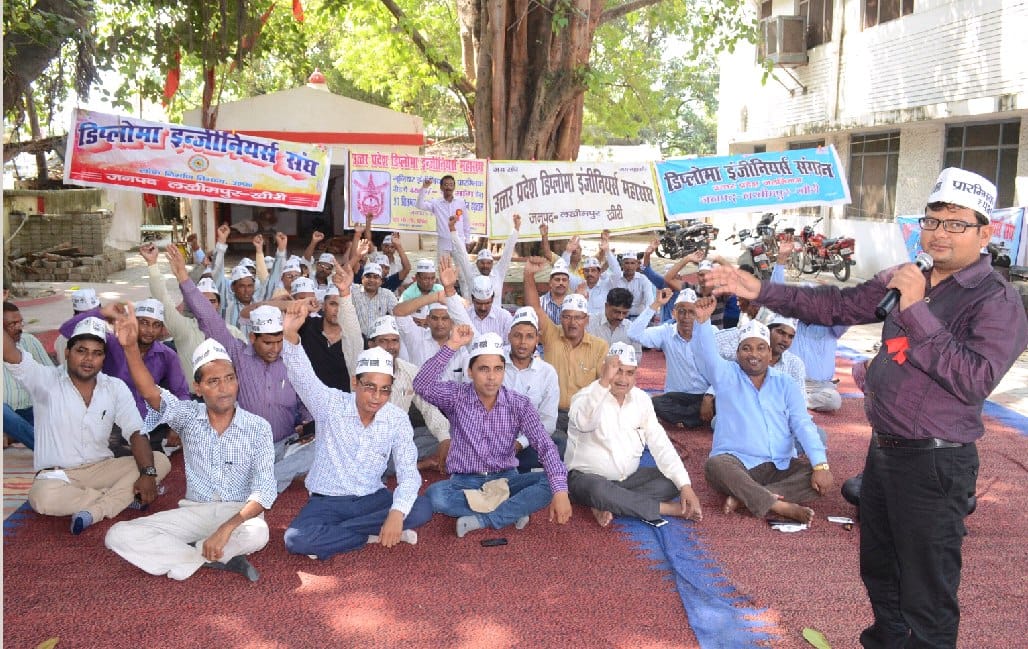 Diploma engineers seventh day sit-in continues
