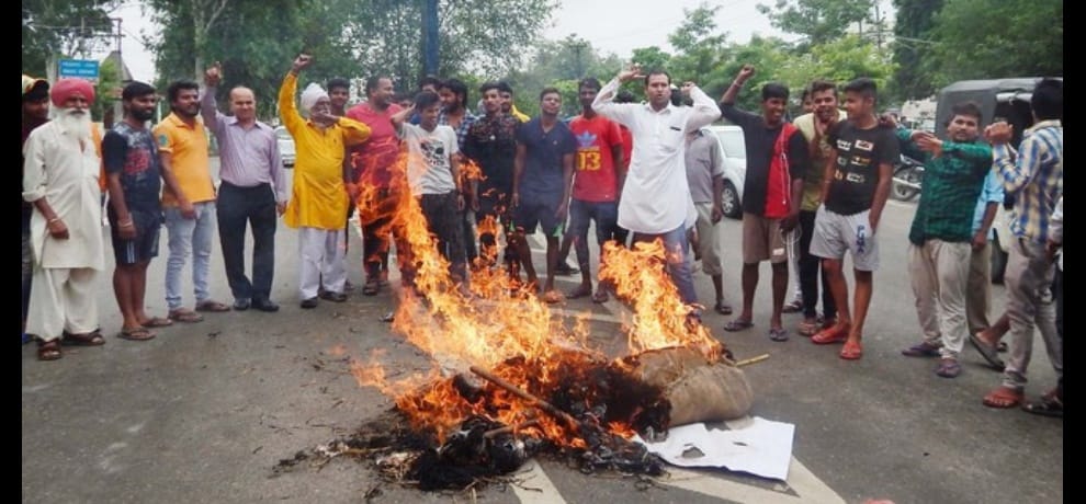 People burnt effigy of Amar Singh
