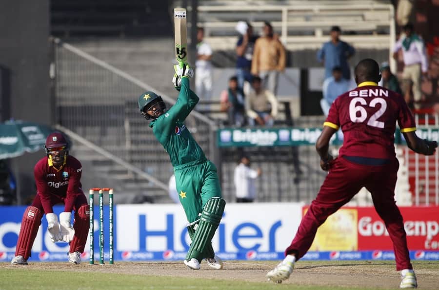 shoaib malik breaks two glasses with his two sixes in global t20 league