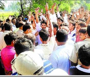 The truck crushed the student, demonstration road blocked