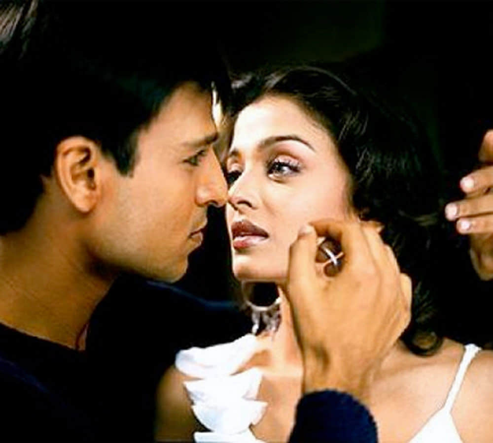 vivek oberoi Apologized by adding hand to salman khan at award function