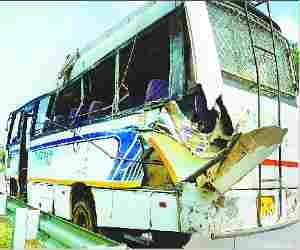 Conductor died and 40 injured in bus accident 