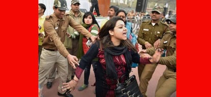 women thrown shoe on aap minister satyendra jain in delgu