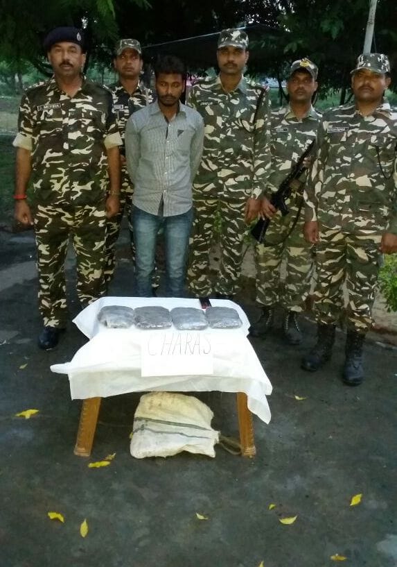 Fourteen arrested with three kilograms of hashish