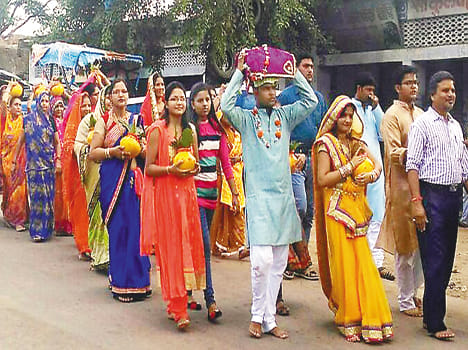 The procession of devotees Pushpwarsha