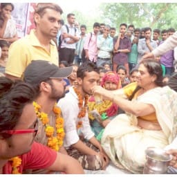 bhiwani news, fees return, hunger strike, students, lock, college