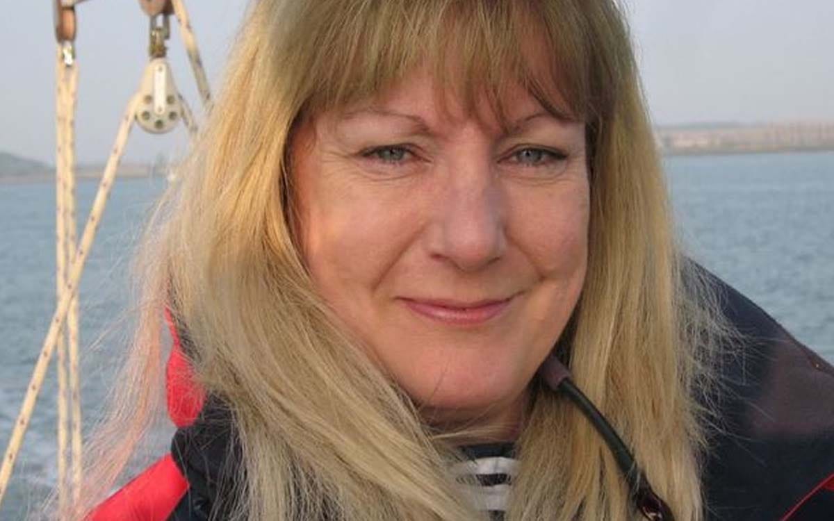 female prison worker jailed for one year for making relationship with prison 