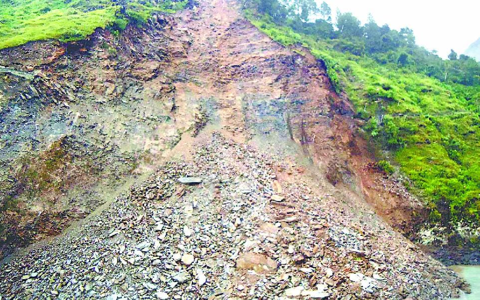 transport stopped due to landslide in Badrinath highway