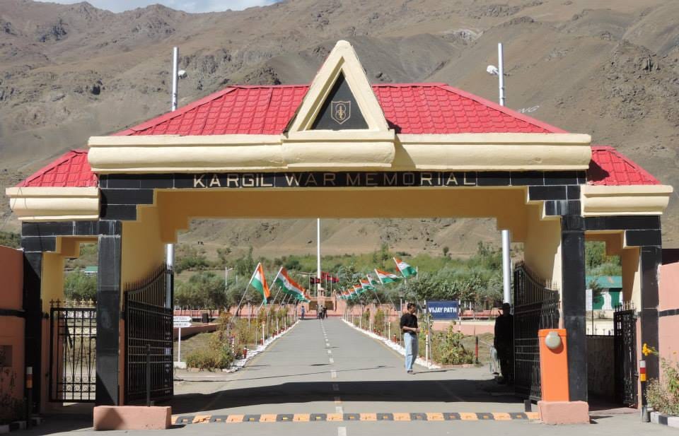 RAJNATH SINGH PAID HOMAGE TO THE MARTYRS OF KARGIL WAR