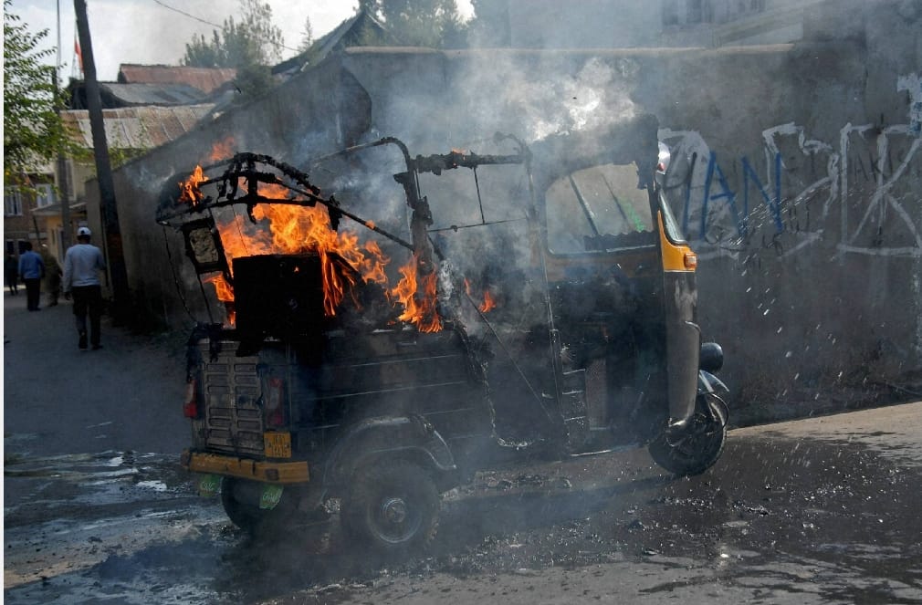 Two auto-rickshaws set on fire by unidentified people in Srinagar