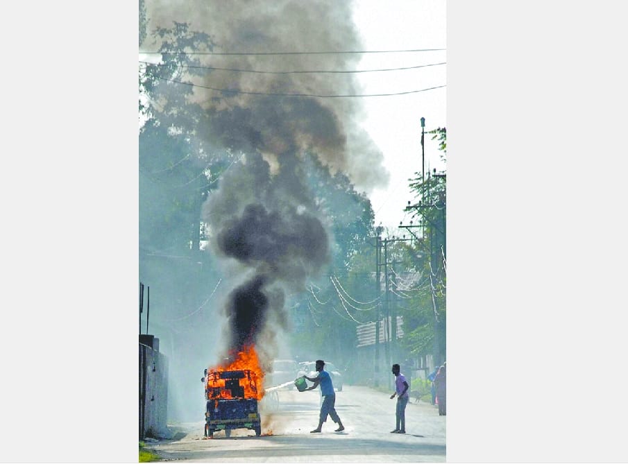Two auto-rickshaws set on fire by unidentified people in Srinagar