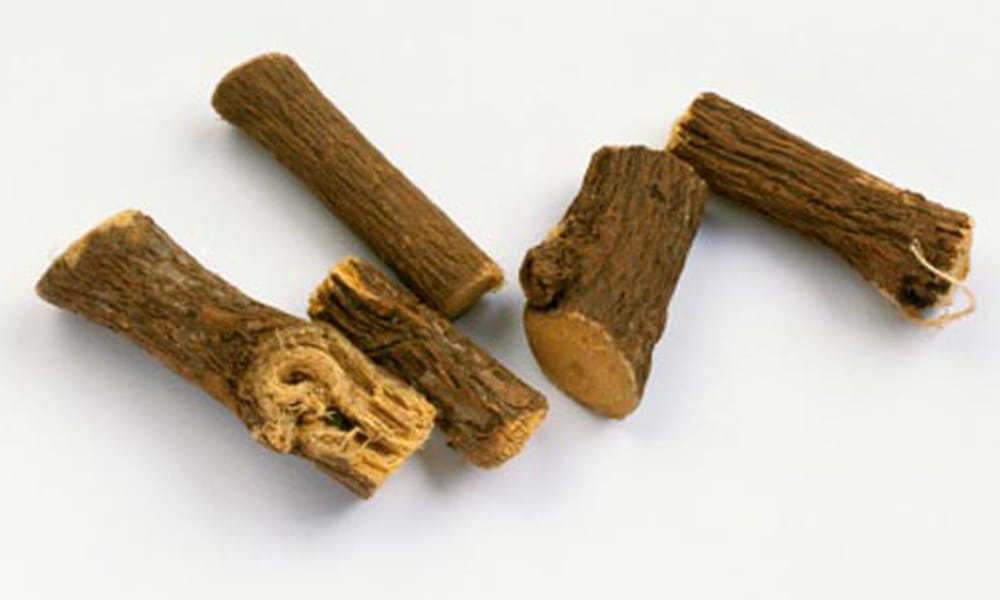 Mulethi Ke Fayde in Hindi Know How To Use Mulethi for Sore Throat and Skincare