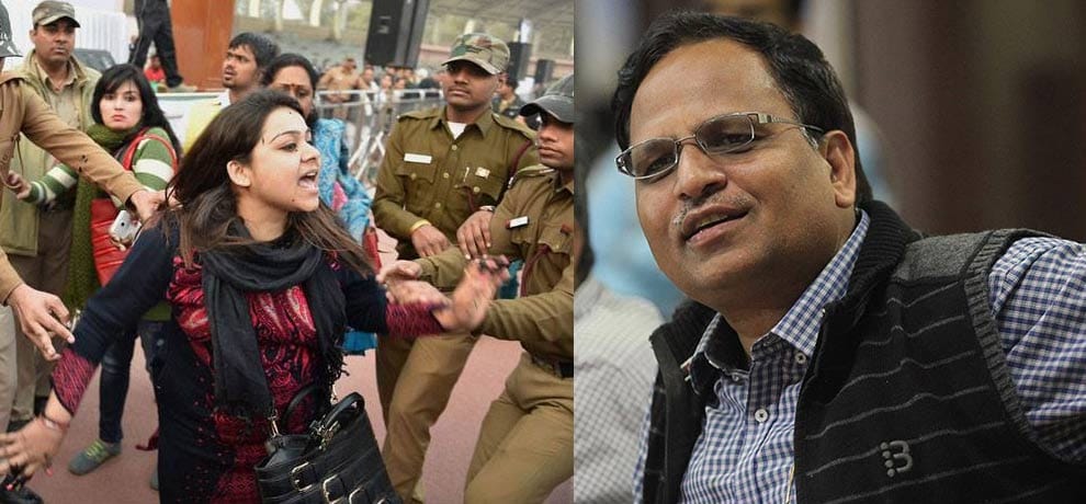 women thrown shoe on aap minister satyendra jain in delgu