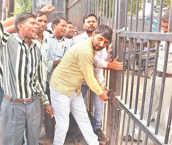 Three quarters of an hour of the Collectorate gate drivers put off education