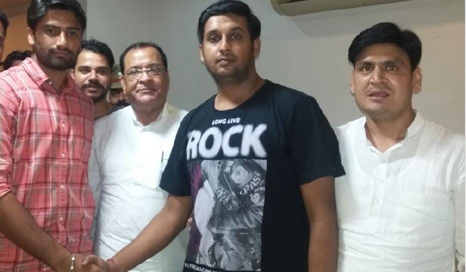Veer Pal shook holding the heart and Sahil