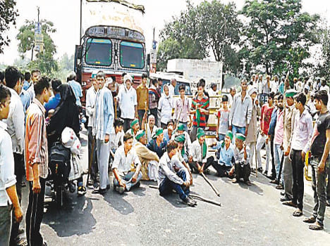 Villagers on Etawah-Bareilly highway blocking traffic performance