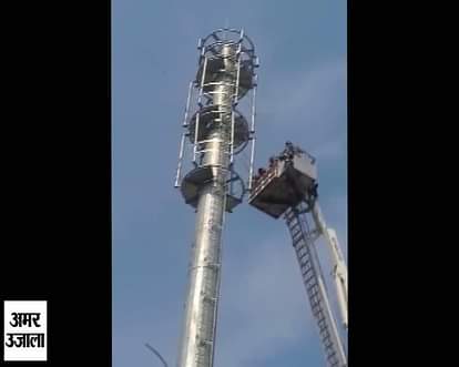 Women climbed on the mobile tower in Agra