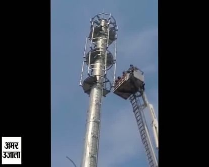 Women climbed on the mobile tower in Agra