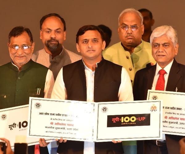 Akhilesh yadav inaugrates UP 100 mobile app in Uttar Pradesh.
