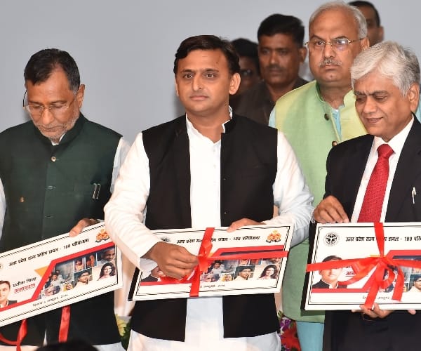 Akhilesh yadav inaugrates UP 100 mobile app in Uttar Pradesh.