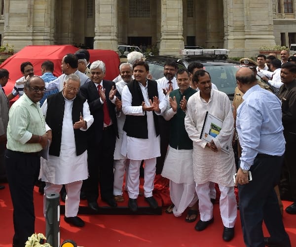 Akhilesh yadav inaugrates UP 100 mobile app in Uttar Pradesh.