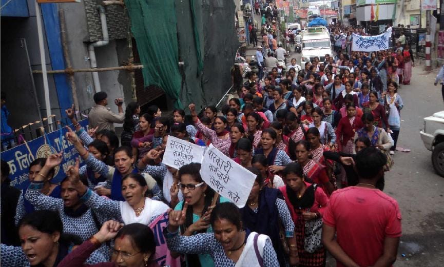 Anganwadi workers blew the effigy 