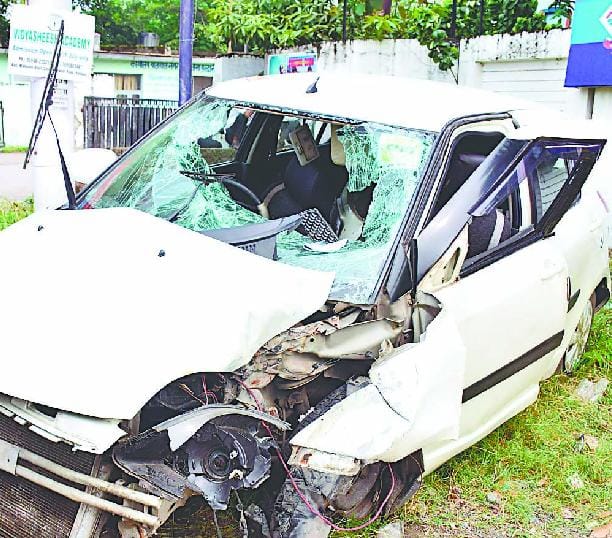 Car crashed into the pole, including two women killed, three injured
