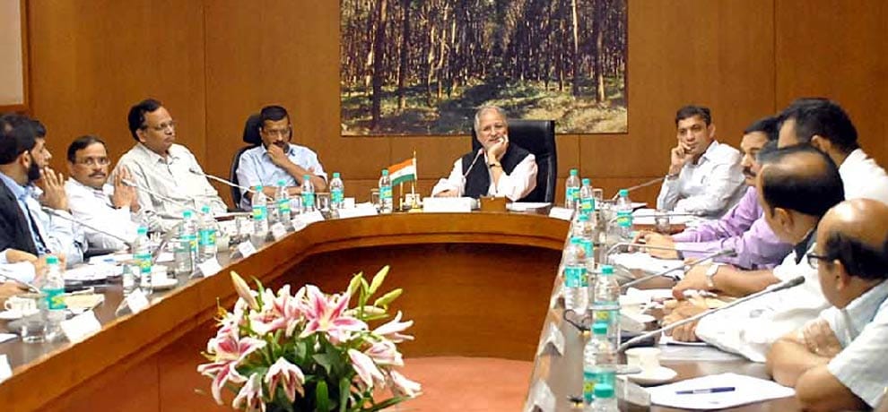 Review of dengue-chikungunya by  LG, sitting quietly at a meeting Kejriwal