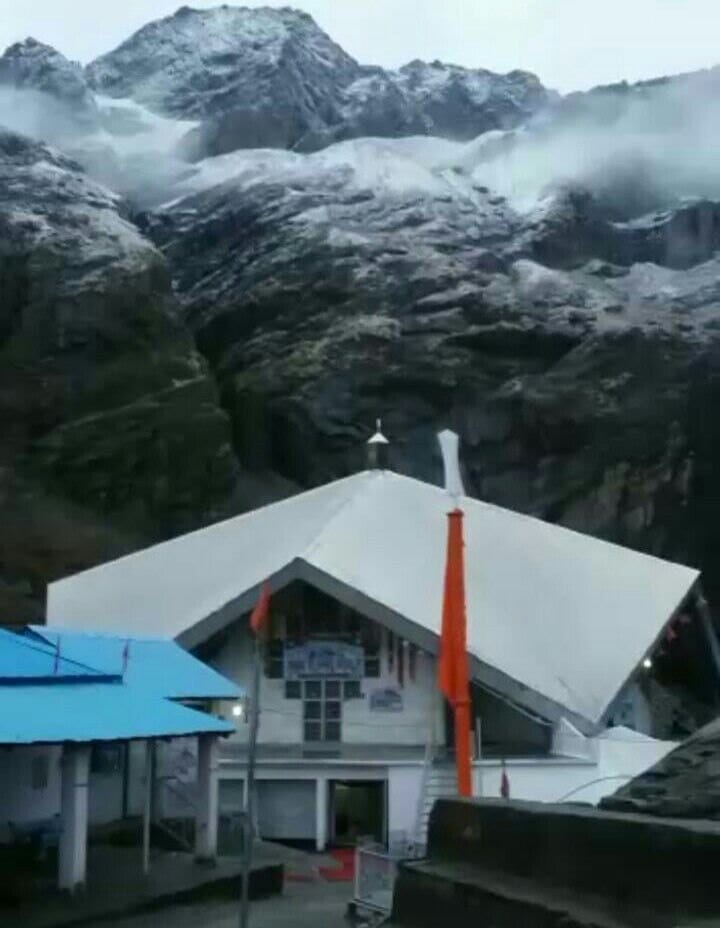 snowfall in badrinath and hemkund sahib hills.
