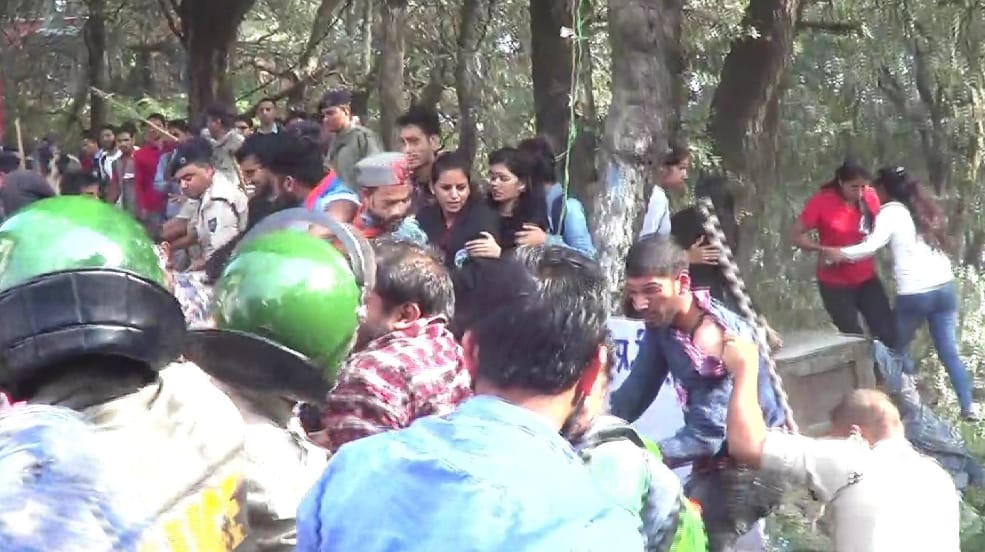 Riot at HP University, Lathicharge on SFI and ABVP.