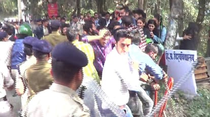 Riot at HP University, Lathicharge on SFI and ABVP.