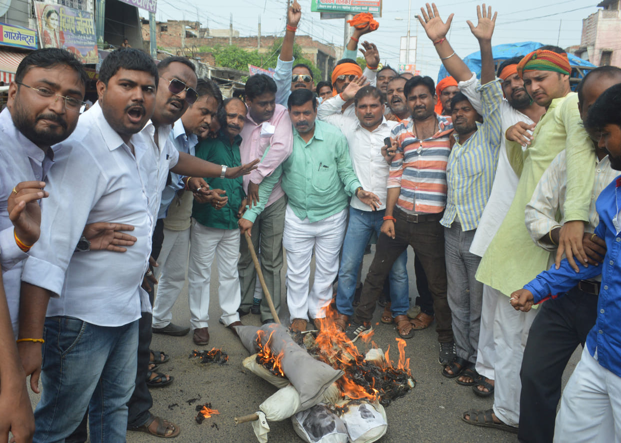 Kejriwal, Nirupam's effigy