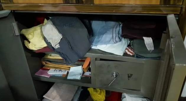 loot in administration Officer at dehradun