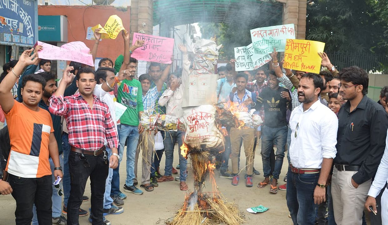 People accused Kejriwal effigy and Om Puri.