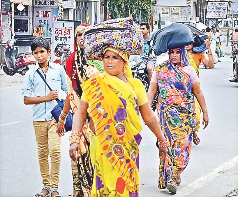 Run three-wheeler on the road due to strike