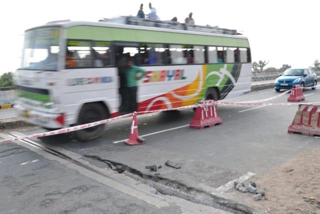  Tundla overbridge Crack is continuously growing on, NHAI dull