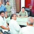 गन्नौर व्यापार मंडल के सदस्यों से मिलते डीआईजी हरदीप सिंह 