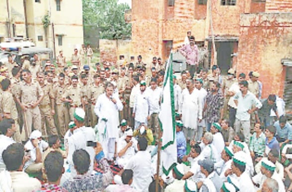dakaiton ki giraftari ke liye thana ghera