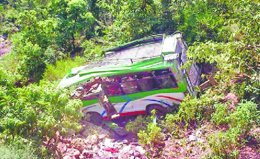 uncontrolled mini bus crashed in jammu and kashmir